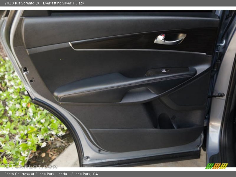 Everlasting Silver / Black 2020 Kia Sorento LX