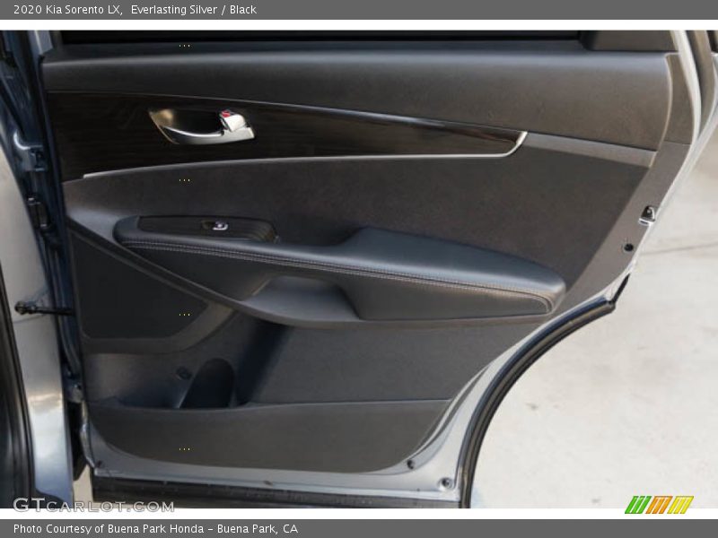 Everlasting Silver / Black 2020 Kia Sorento LX