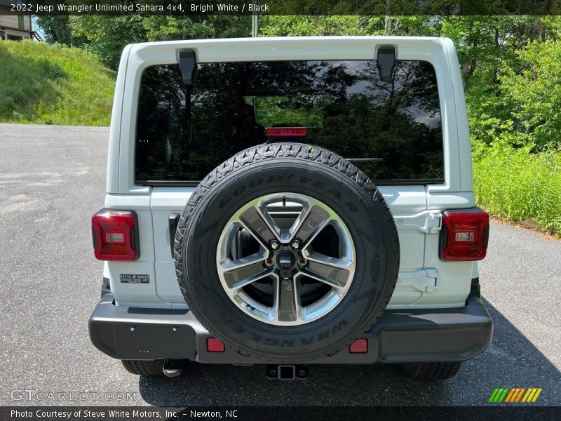 Bright White / Black 2022 Jeep Wrangler Unlimited Sahara 4x4