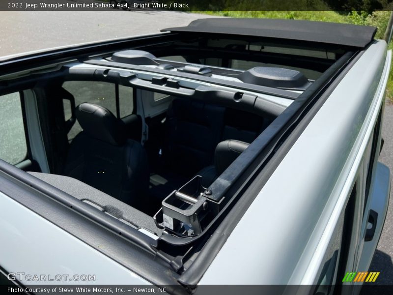 Bright White / Black 2022 Jeep Wrangler Unlimited Sahara 4x4