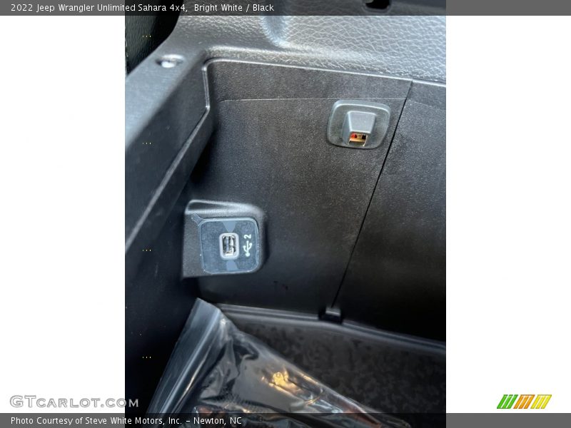 Bright White / Black 2022 Jeep Wrangler Unlimited Sahara 4x4