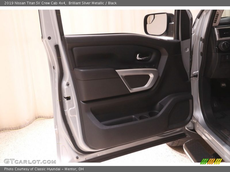 Brilliant Silver Metallic / Black 2019 Nissan Titan SV Crew Cab 4x4