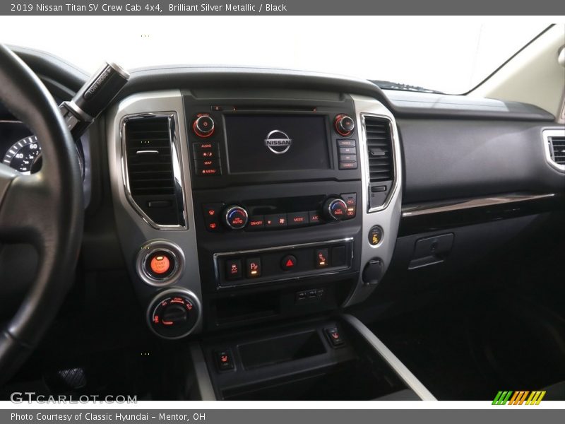 Brilliant Silver Metallic / Black 2019 Nissan Titan SV Crew Cab 4x4