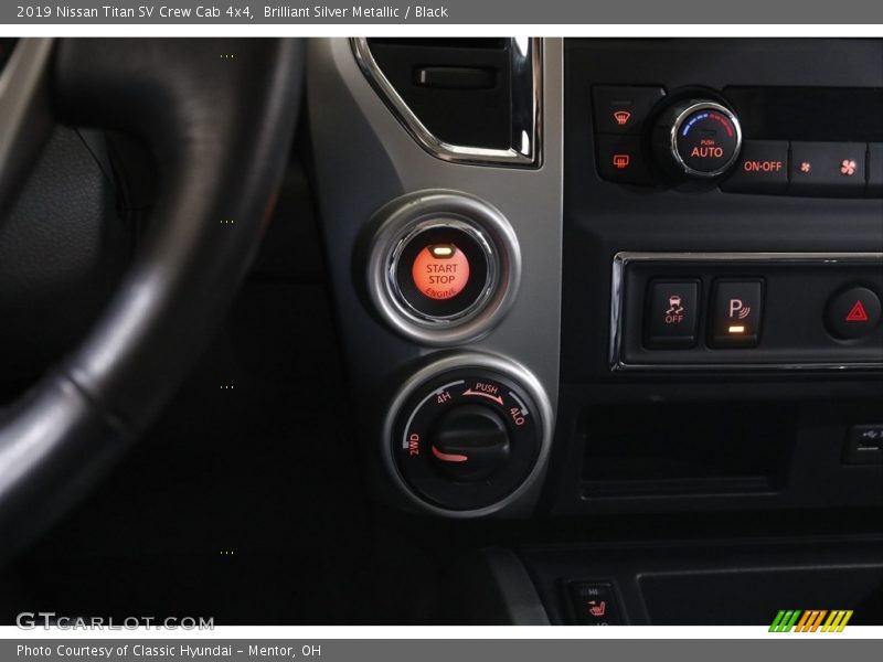 Brilliant Silver Metallic / Black 2019 Nissan Titan SV Crew Cab 4x4