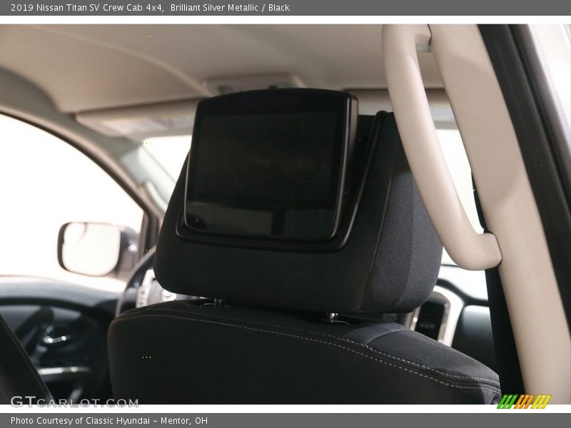 Brilliant Silver Metallic / Black 2019 Nissan Titan SV Crew Cab 4x4