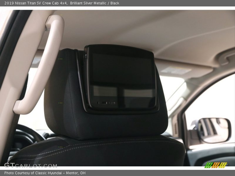 Brilliant Silver Metallic / Black 2019 Nissan Titan SV Crew Cab 4x4