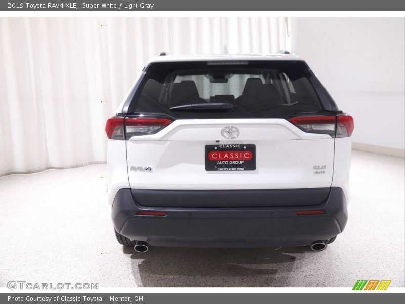 Super White / Light Gray 2019 Toyota RAV4 XLE