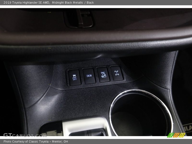 Midnight Black Metallic / Black 2019 Toyota Highlander SE AWD