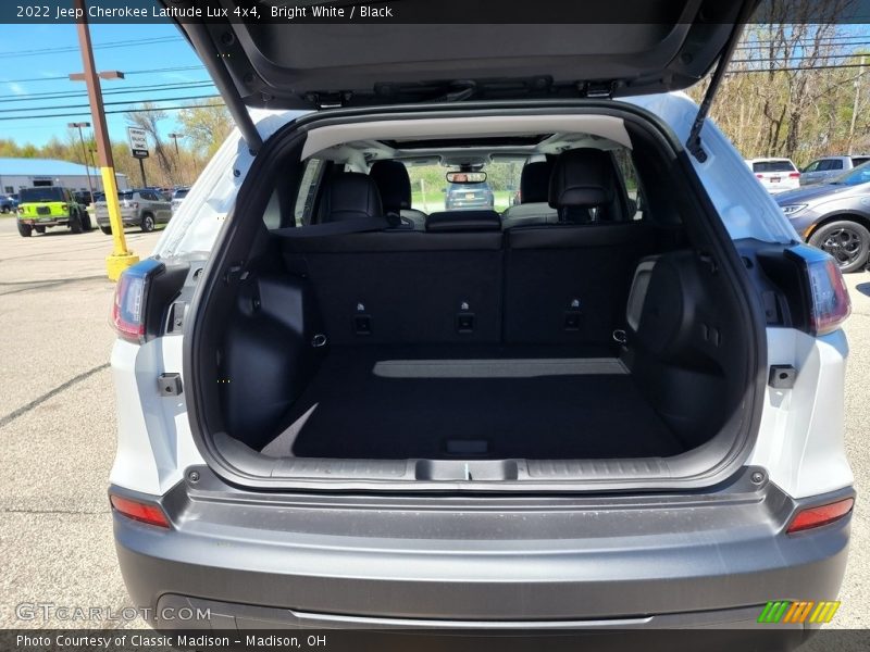 Bright White / Black 2022 Jeep Cherokee Latitude Lux 4x4