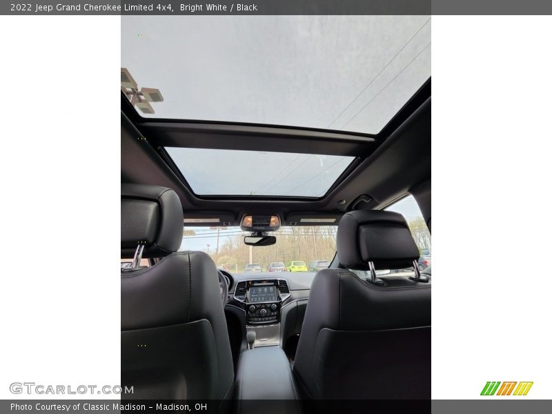 Bright White / Black 2022 Jeep Grand Cherokee Limited 4x4