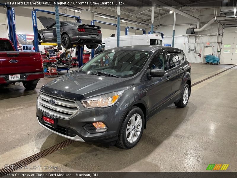 Magnetic / Chromite Gray/Charcoal Black 2019 Ford Escape SE 4WD