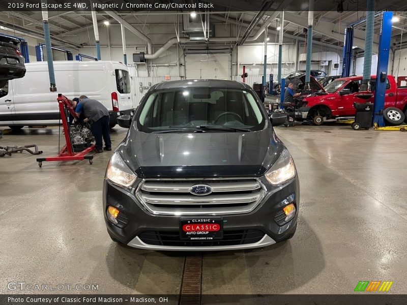 Magnetic / Chromite Gray/Charcoal Black 2019 Ford Escape SE 4WD