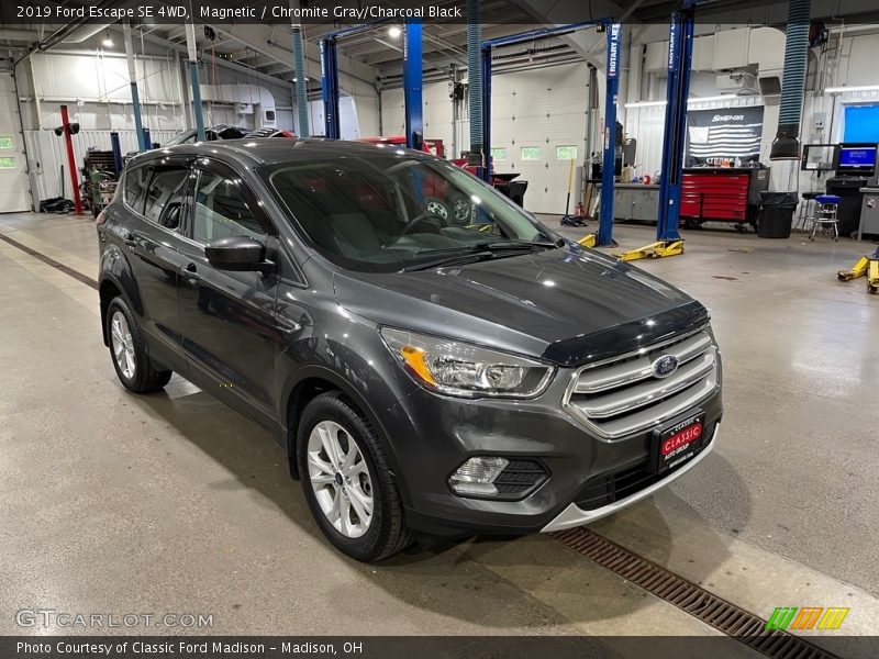 Magnetic / Chromite Gray/Charcoal Black 2019 Ford Escape SE 4WD
