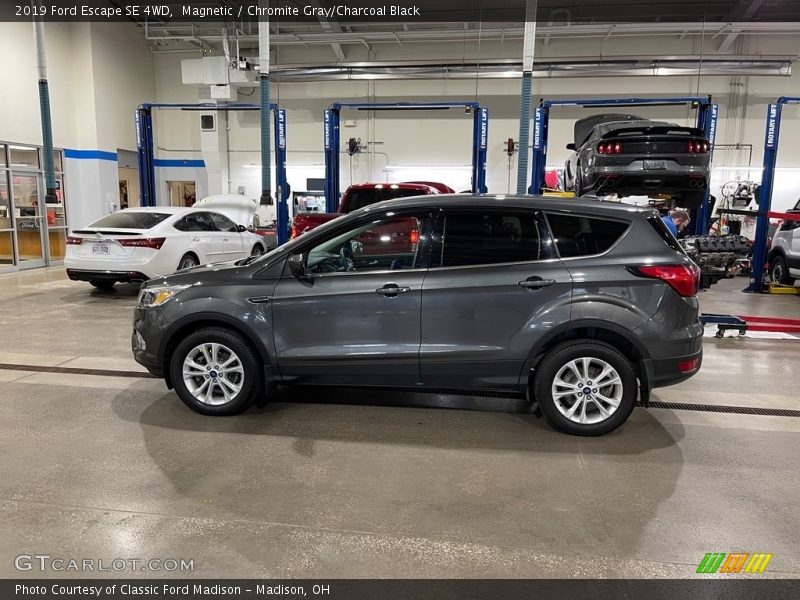 Magnetic / Chromite Gray/Charcoal Black 2019 Ford Escape SE 4WD