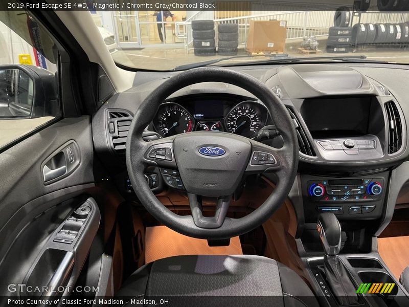 Magnetic / Chromite Gray/Charcoal Black 2019 Ford Escape SE 4WD