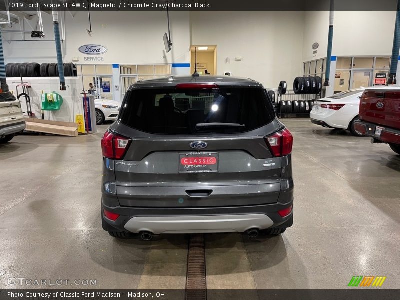 Magnetic / Chromite Gray/Charcoal Black 2019 Ford Escape SE 4WD