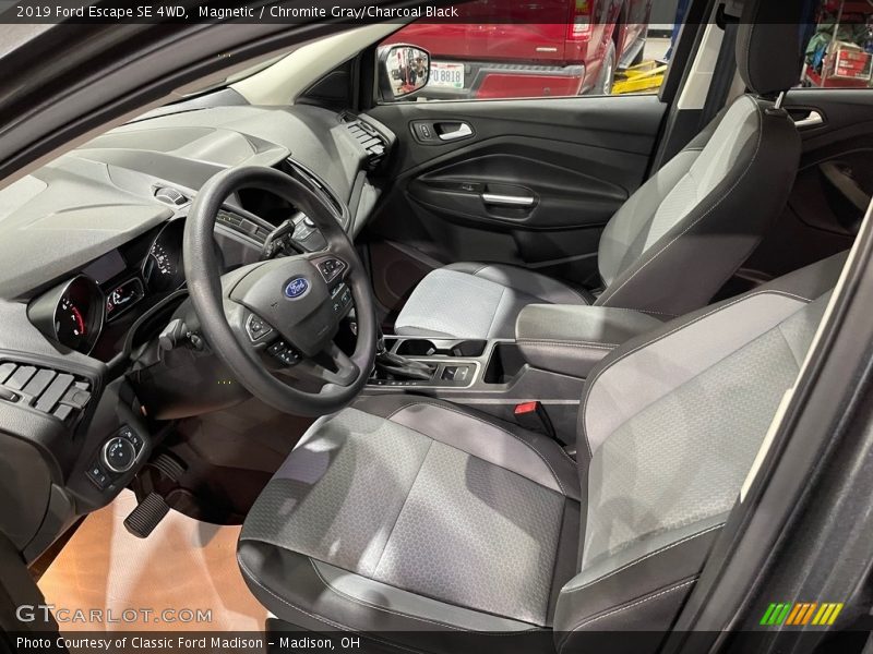 Magnetic / Chromite Gray/Charcoal Black 2019 Ford Escape SE 4WD