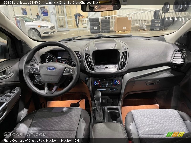 Magnetic / Chromite Gray/Charcoal Black 2019 Ford Escape SE 4WD