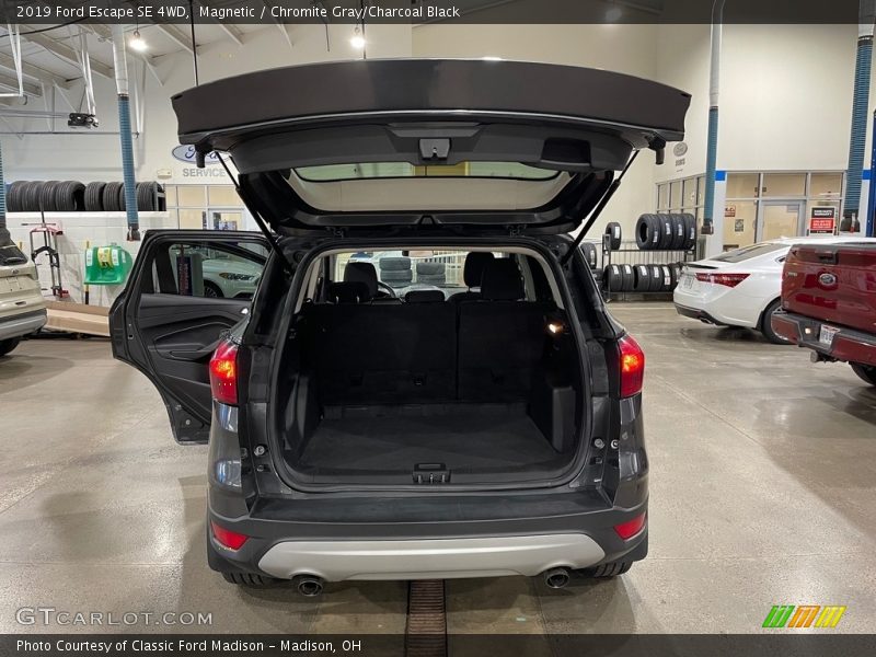 Magnetic / Chromite Gray/Charcoal Black 2019 Ford Escape SE 4WD