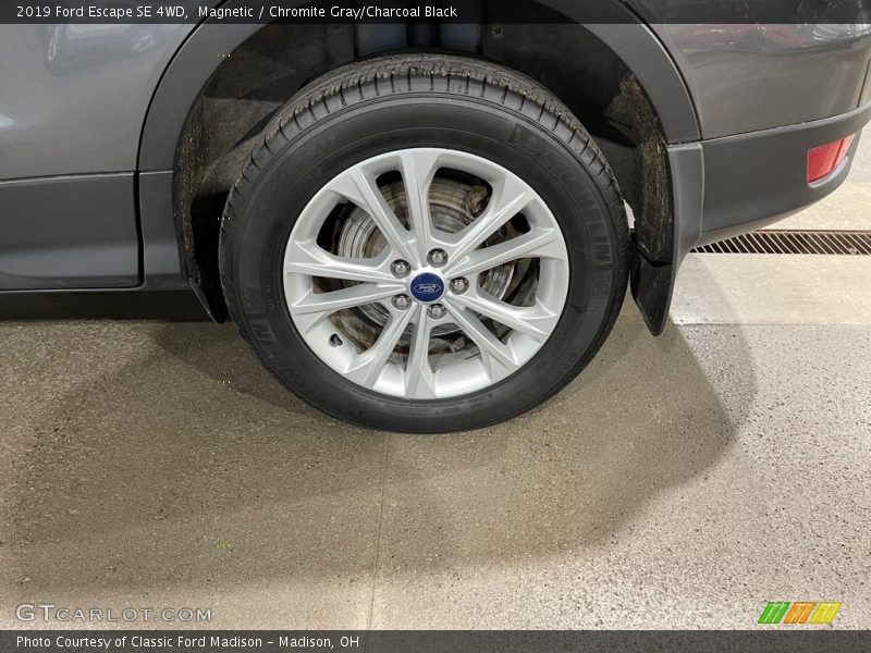 Magnetic / Chromite Gray/Charcoal Black 2019 Ford Escape SE 4WD