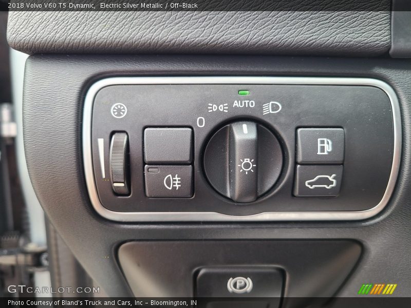 Electric Silver Metallic / Off-Black 2018 Volvo V60 T5 Dynamic