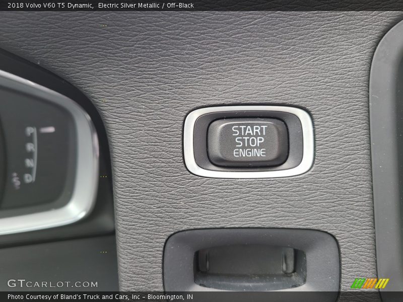 Electric Silver Metallic / Off-Black 2018 Volvo V60 T5 Dynamic