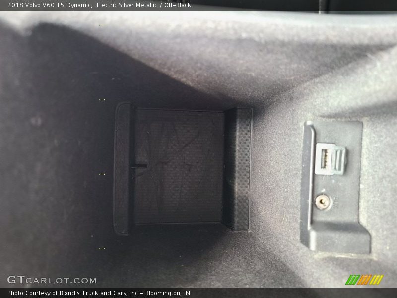 Electric Silver Metallic / Off-Black 2018 Volvo V60 T5 Dynamic