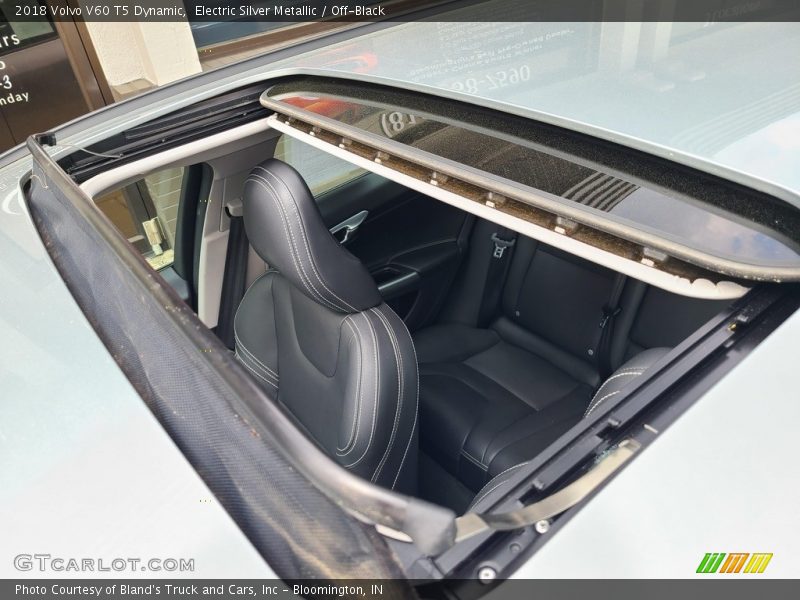 Electric Silver Metallic / Off-Black 2018 Volvo V60 T5 Dynamic