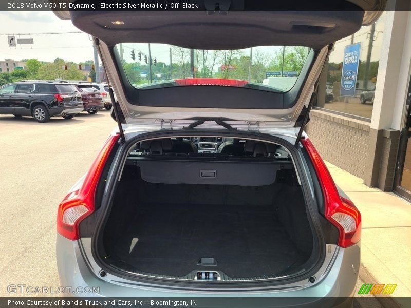 Electric Silver Metallic / Off-Black 2018 Volvo V60 T5 Dynamic