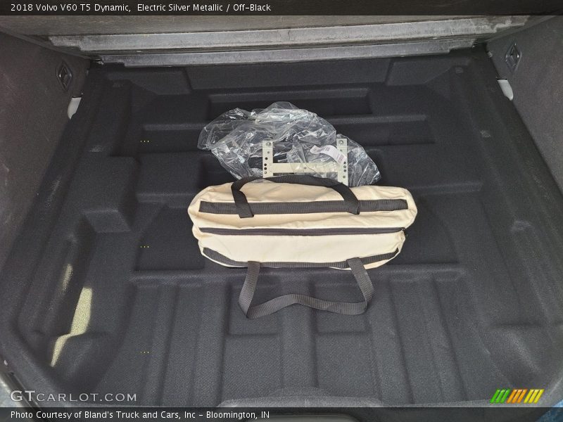 Electric Silver Metallic / Off-Black 2018 Volvo V60 T5 Dynamic