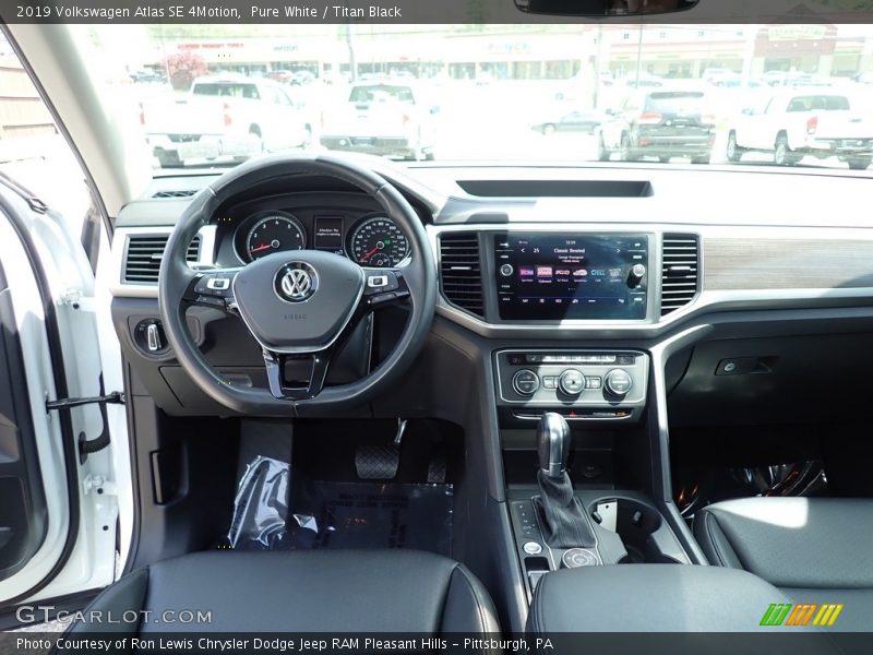 Pure White / Titan Black 2019 Volkswagen Atlas SE 4Motion