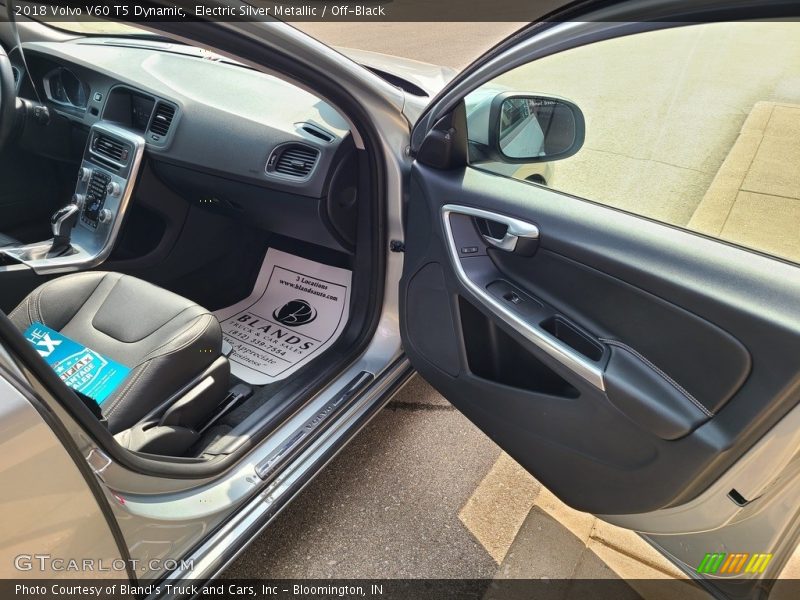 Electric Silver Metallic / Off-Black 2018 Volvo V60 T5 Dynamic