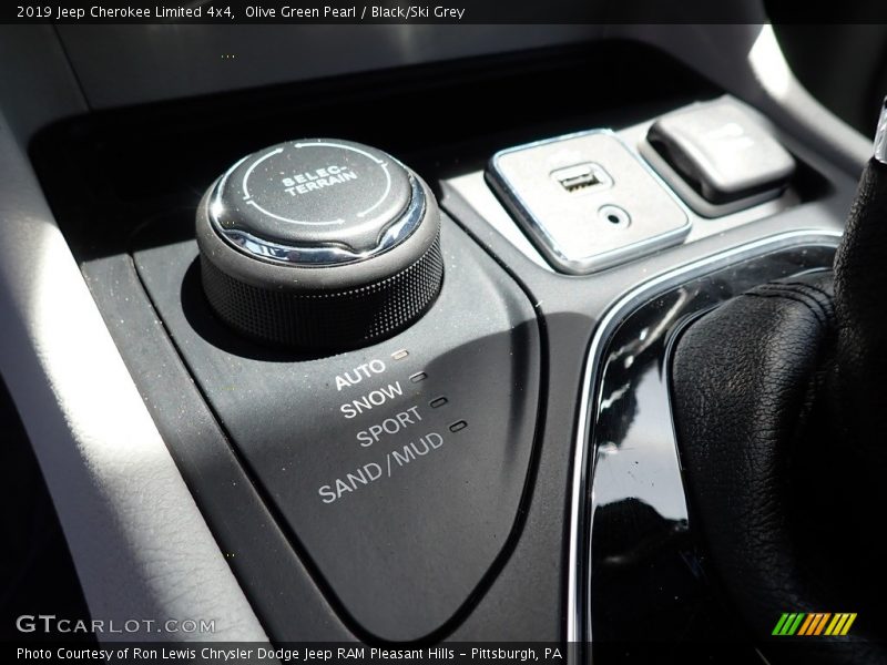 Olive Green Pearl / Black/Ski Grey 2019 Jeep Cherokee Limited 4x4