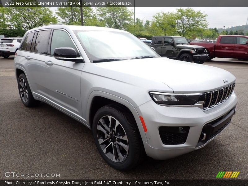 Front 3/4 View of 2022 Grand Cherokee Overland 4x4