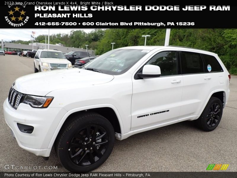 Bright White / Black 2022 Jeep Grand Cherokee Laredo X 4x4