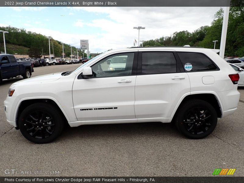 Bright White / Black 2022 Jeep Grand Cherokee Laredo X 4x4