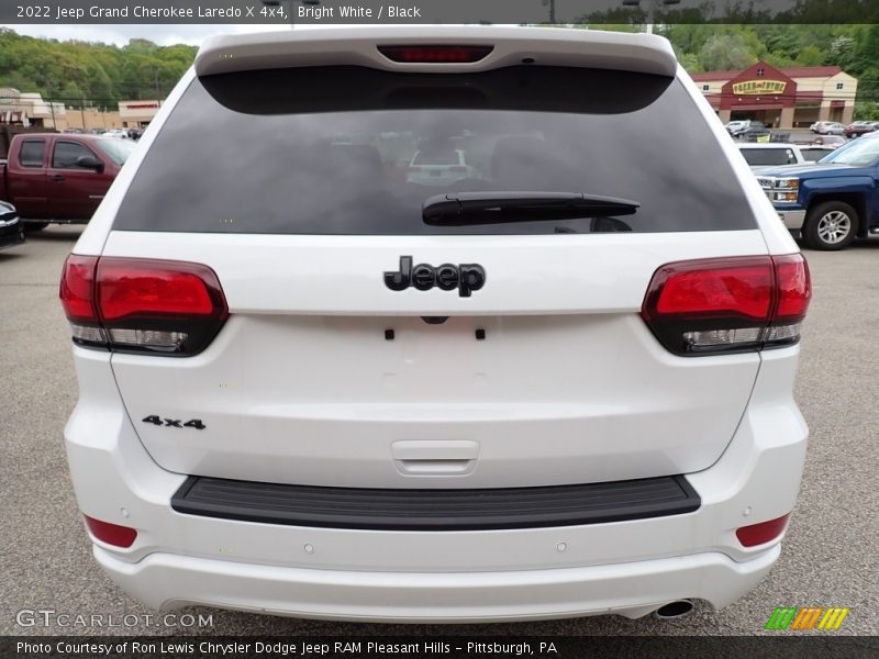 Bright White / Black 2022 Jeep Grand Cherokee Laredo X 4x4