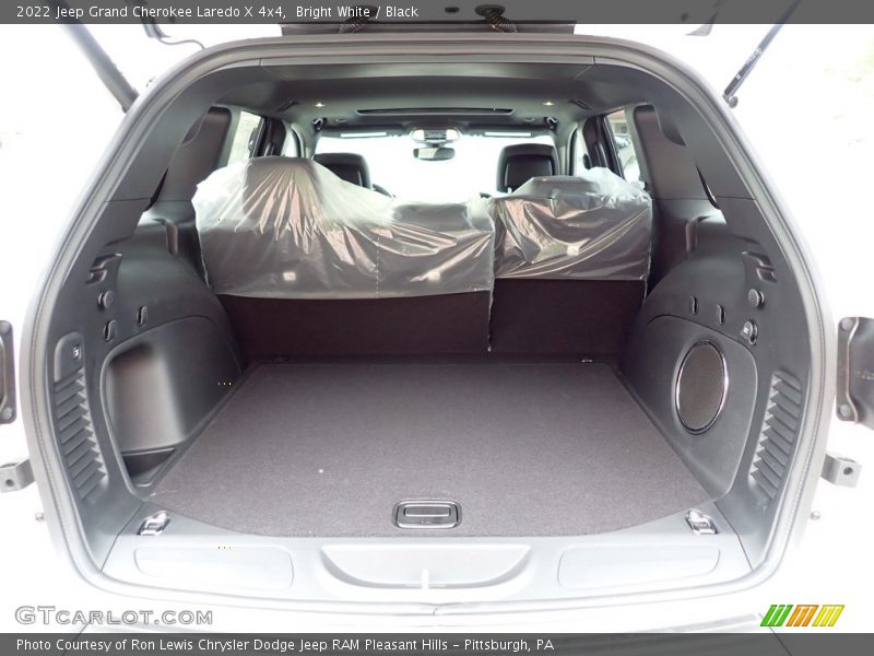 Bright White / Black 2022 Jeep Grand Cherokee Laredo X 4x4