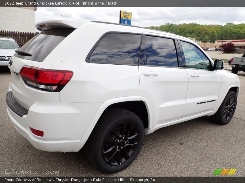 Bright White / Black 2022 Jeep Grand Cherokee Laredo X 4x4