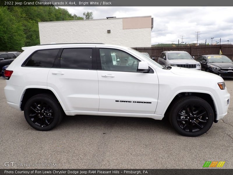 Bright White / Black 2022 Jeep Grand Cherokee Laredo X 4x4