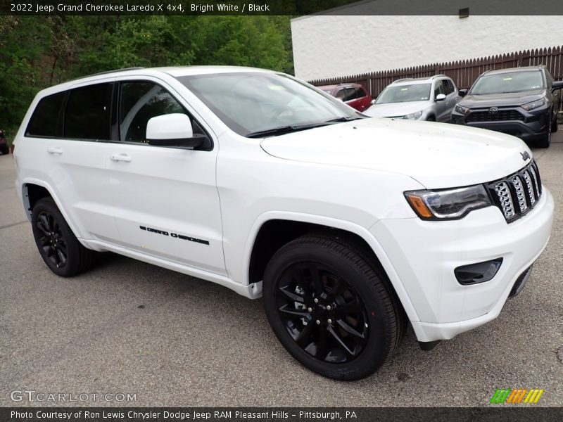Bright White / Black 2022 Jeep Grand Cherokee Laredo X 4x4