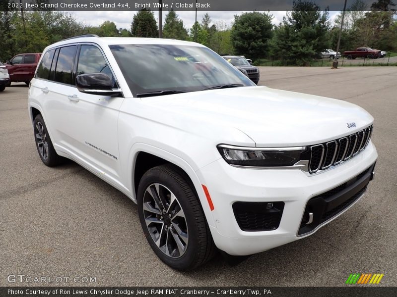 Front 3/4 View of 2022 Grand Cherokee Overland 4x4