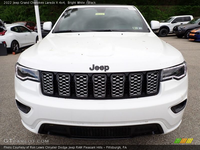 Bright White / Black 2022 Jeep Grand Cherokee Laredo X 4x4