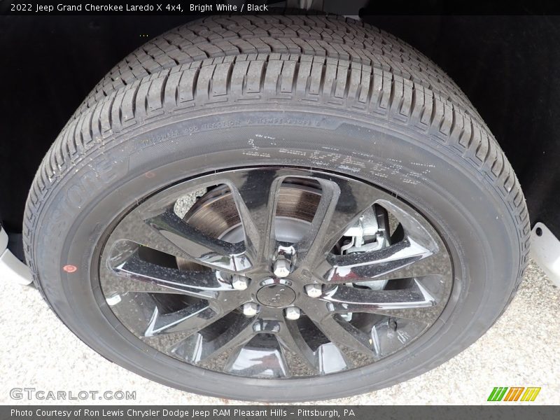 Bright White / Black 2022 Jeep Grand Cherokee Laredo X 4x4