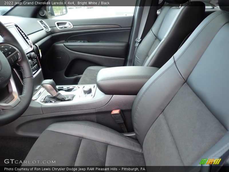 Bright White / Black 2022 Jeep Grand Cherokee Laredo X 4x4
