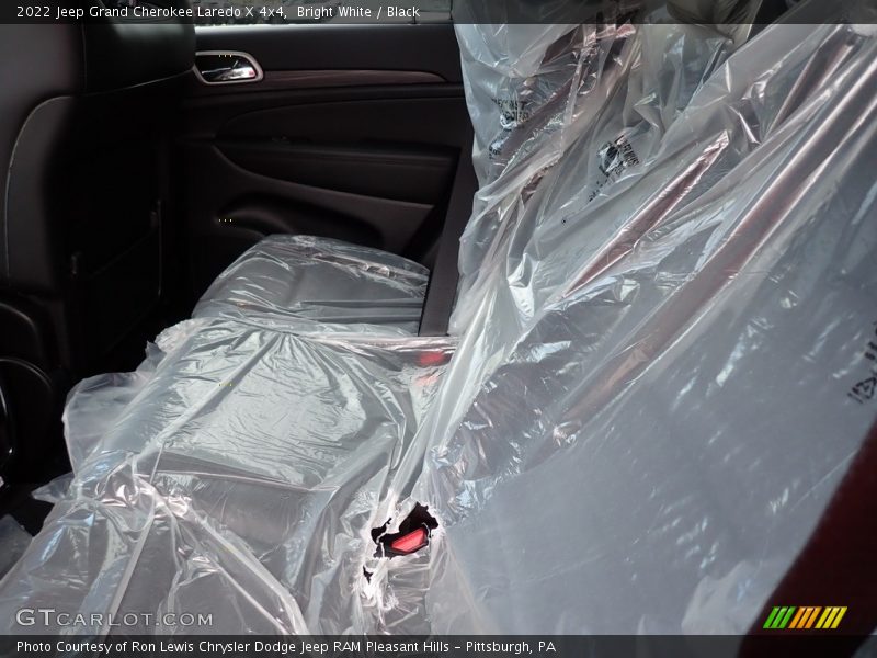Bright White / Black 2022 Jeep Grand Cherokee Laredo X 4x4