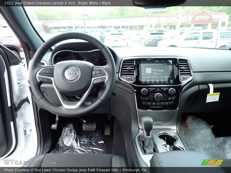 Bright White / Black 2022 Jeep Grand Cherokee Laredo X 4x4