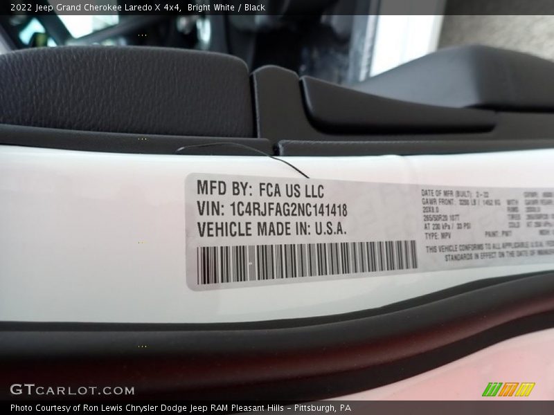 Bright White / Black 2022 Jeep Grand Cherokee Laredo X 4x4