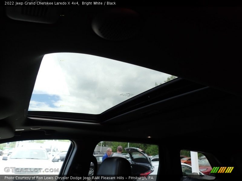 Bright White / Black 2022 Jeep Grand Cherokee Laredo X 4x4