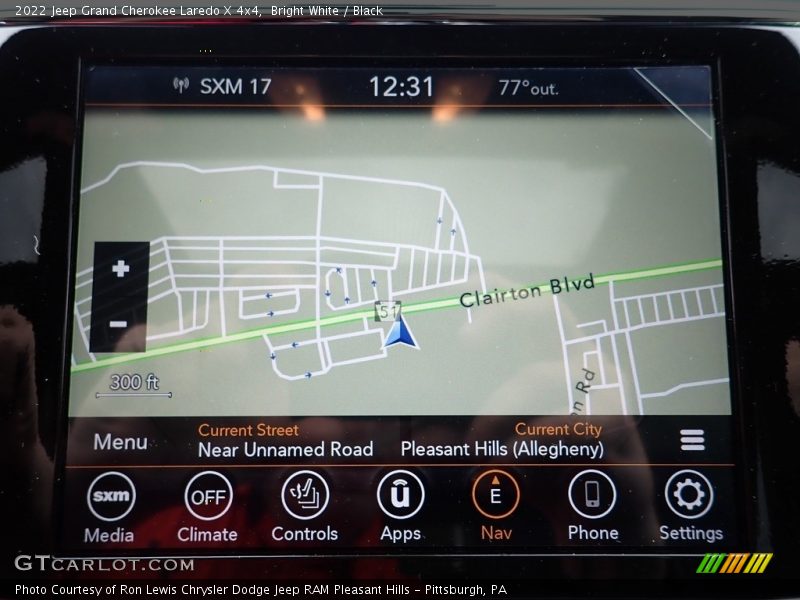 Bright White / Black 2022 Jeep Grand Cherokee Laredo X 4x4